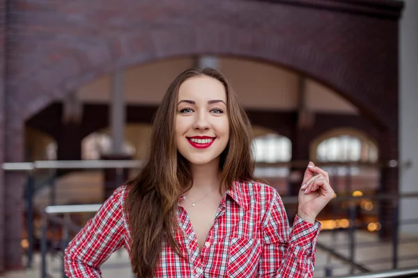 Aantrekkelijke sensuele modieuze jonge brunette peinzende vrouw in geruite rood shirt permanent binnen — Stockfoto