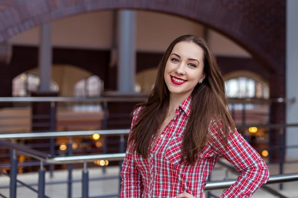 Mode portret van mooie vrouw in geruite shirt — Stockfoto