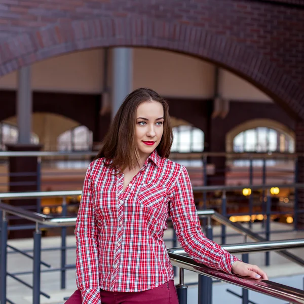 Menina engraçada em camisa quadriculada — Fotografia de Stock