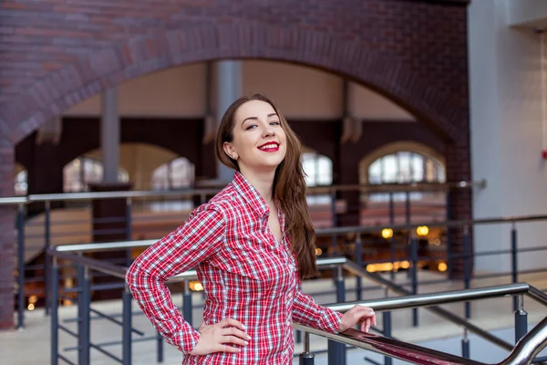 Mladá atraktivní studentky na univerzitě — Stock fotografie