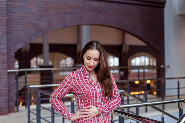 Krásná bruneta, při pohledu dolů — Stock fotografie