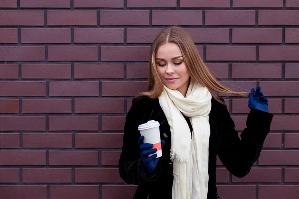 Красивая блондинка с кофе в руке — стоковое фото