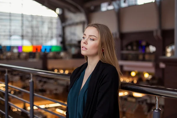 Ragazza emotiva guarda in lontananza — Foto Stock