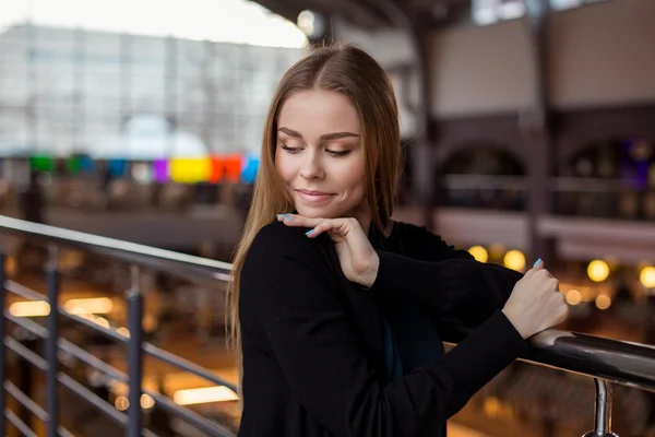 Portret van blonde vrouw in zwarte jurk — Stockfoto