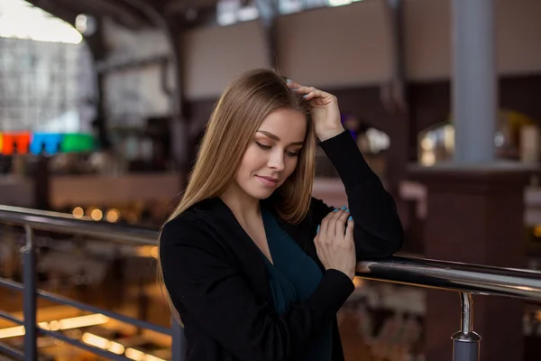 Retrato de una hermosa mujer rubia —  Fotos de Stock