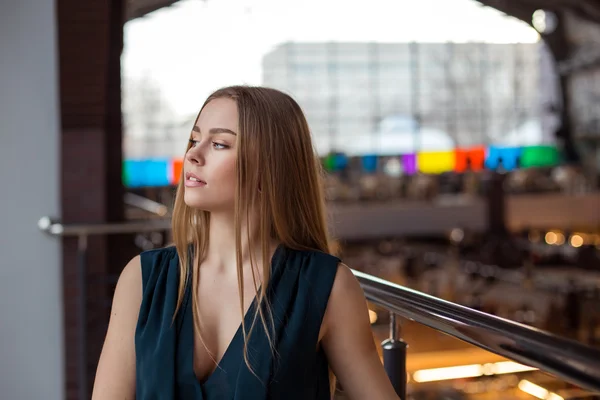 Zbliżenie portret atrakcyjna młoda kobieta — Zdjęcie stockowe