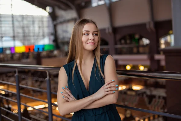 Nära håll attraktiv Blond affärskvinna Inside the Office, ler mot kameran — Stockfoto