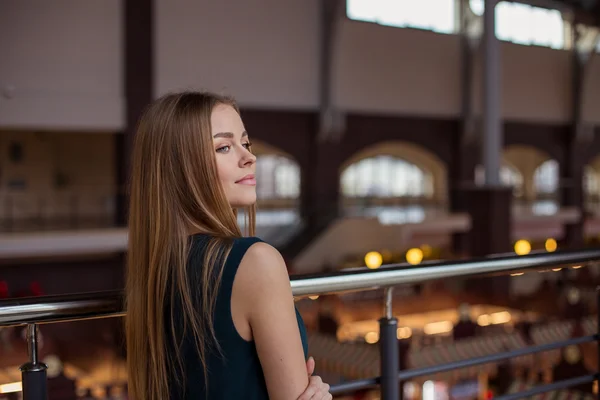 Nära håll glada unga blonda kvinnan i Casual kläder — Stockfoto