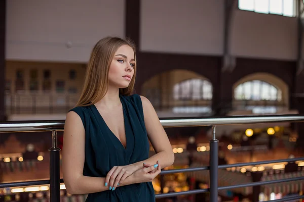 Schöne Blondine in der Stadt — Stockfoto