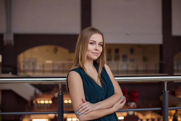 Portret van jonge aantrekkelijke blonde vrouw — Stockfoto