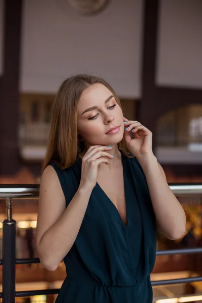 Lachen gelukkig jong blond — Stockfoto