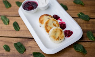 Krep, süzme peynir ile böğürtlenli reçel krep. seçici odak