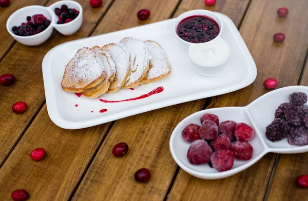 Frittelle fatte in casa con bacche su sfondo di legno, colazione. Focus selettivo . — Foto Stock