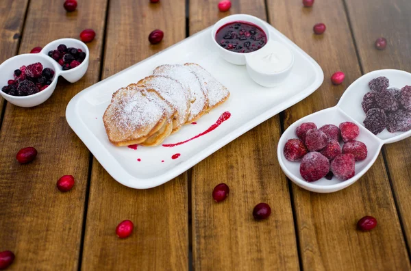 Frittelle con marmellata di corrente nera — Foto Stock