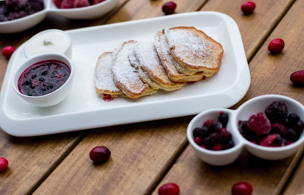 Frittelle con salsa di bacche — Foto Stock