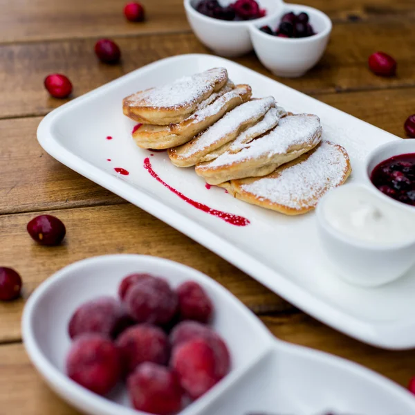 Frittelle dolci con marmellata di fragole — Foto Stock