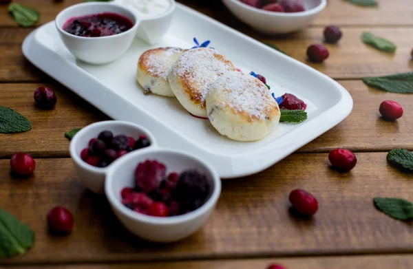 Frittelle di formaggio con panna acida. focus selettivo — Foto Stock