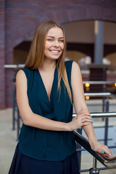 Attrayant financier féminin habillé en tenue de cérémonie — Photo