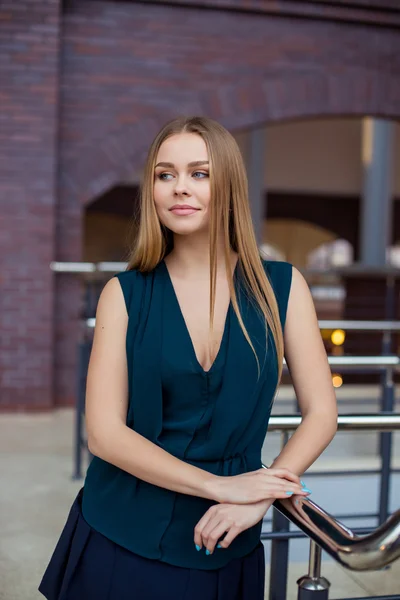 Portret van een jonge glimlachende vrouw — Stockfoto