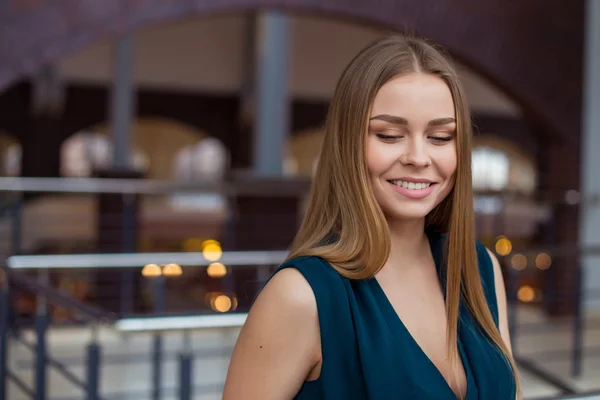 Moderne zakenvrouw op kantoor met kopieerruimte — Stockfoto