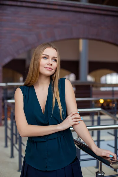 Portret van een jonge lachende zakenvrouw — Stockfoto