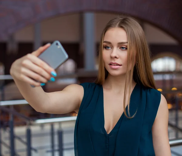 Mulher Negócios Fazer Selfies Frente Prédio Escritórios Senhora Sorridente — Fotografia de Stock