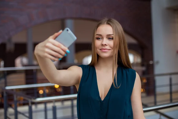 Retrato de uma mulher alegre fazendo foto selfie — Fotografia de Stock