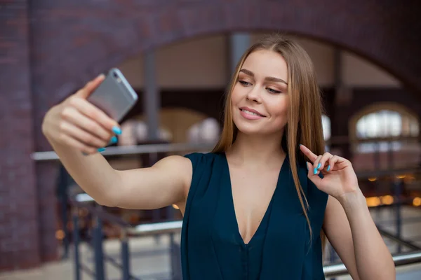 Mulher tomando selfie em seu escritório — Fotografia de Stock