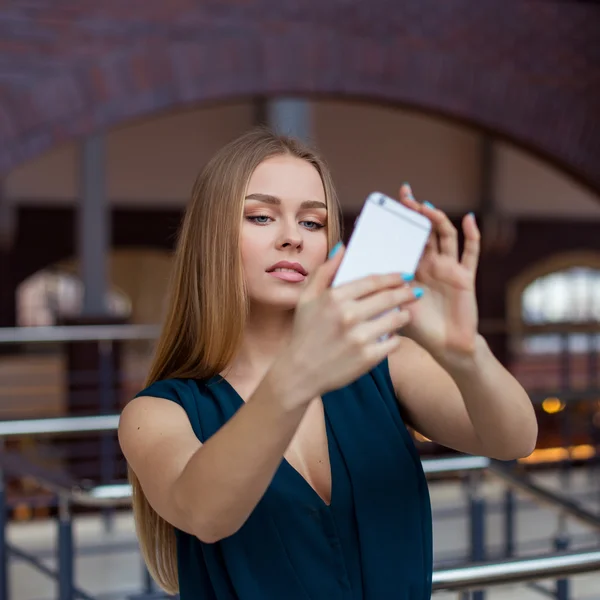 Menina fazendo selfie foto — Fotografia de Stock