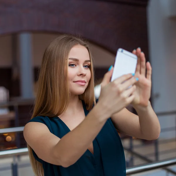 Jovem mulher de negócios auto fotgraphing — Fotografia de Stock