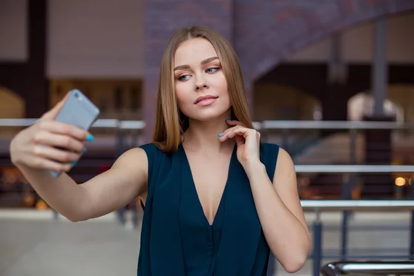 Mulher de negócios a fazer selfies num dia ensolarado. Senhora sorridente — Fotografia de Stock