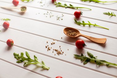 İtalyan makarna malzemelerin üzerine beyaz ahşap masa, üstten görünüm alanı Kopyala