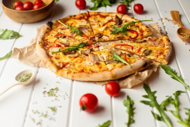 lezzetli alakart pizza üzerinde beyaz ahşap arka plan Üstten Görünüm