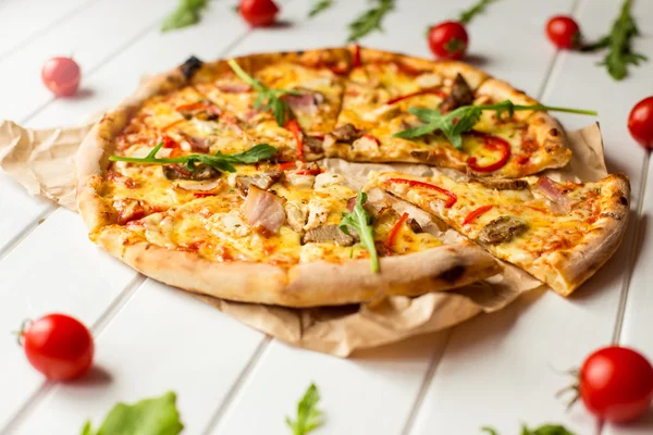 Plasterki pizzy z rukolą i parmezanem na białym tle drewniane z bliska. Dania kuchni włoskiej. — Zdjęcie stockowe