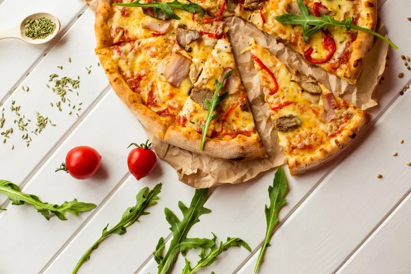 Duże kawałki pizzy z pomidorów i zieleni — Zdjęcie stockowe