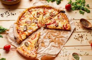 Peynir ve ahşap masa arka plan üzerinde pizza pizza