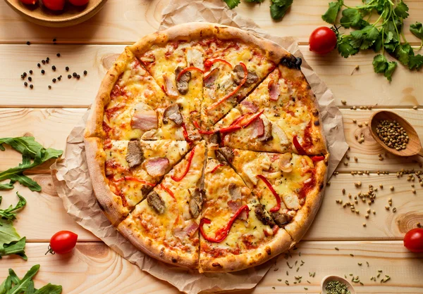 Pyszne świeże pizze na tle drewna. Widok z góry. Pizza na stół z drewna — Zdjęcie stockowe