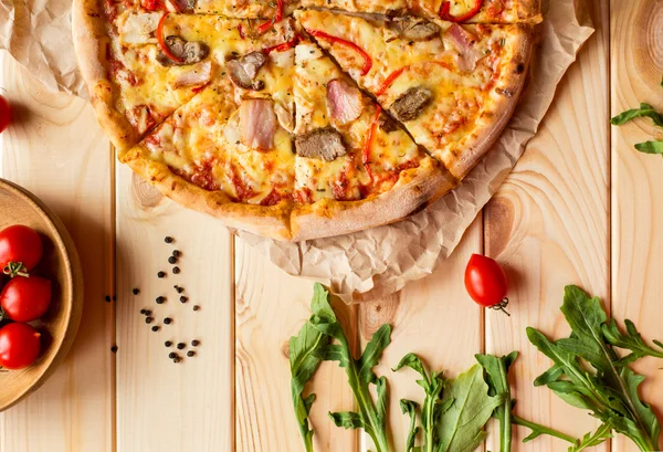 Mięso smaczne pizza z wiśniami na drewnianym stole. Widok z góry — Zdjęcie stockowe