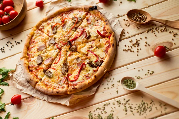 Gorąca pizza na tle drewniane — Zdjęcie stockowe
