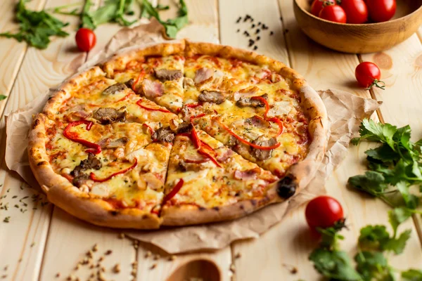 Widok z góry świeże pieczone pizza z plasterkiem serwowane na drewnianym stole — Zdjęcie stockowe