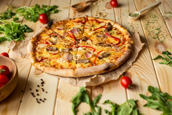 Tle rustykalnym stylu tabeli Pizza — Zdjęcie stockowe