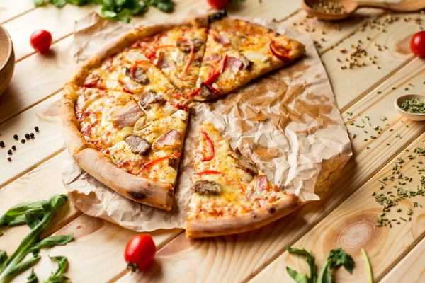 Mięsnymi Pizza z kiełbasą Pepperoni i boczkiem — Zdjęcie stockowe