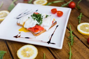 füme somon ve haşlanmış yumurta