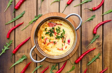 Ot omlet Frenk soğanı ve kekik ile pul biber serpilir