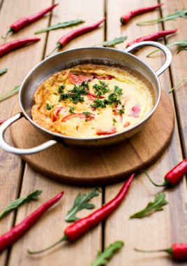 Kızartma tavada taze jambon ve peynir omlet