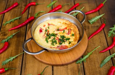 Demir tavada kahvaltıda omlet ile domates