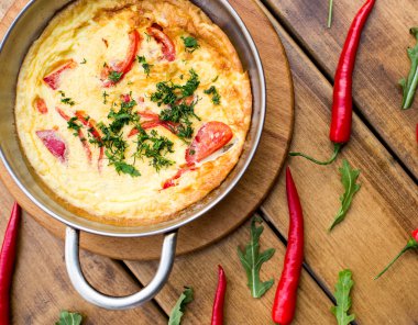 Pan kızarmış yumurta, pastırma ve domates