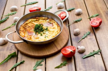 Omlet domates, maydanoz ve beyaz peynir tavada. Üstten Görünüm