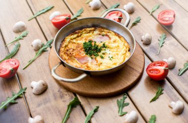 mantar, jambon ve peynir omlet