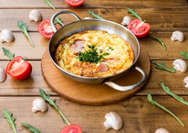 Kahvaltı için yumurta ve sebze frittata